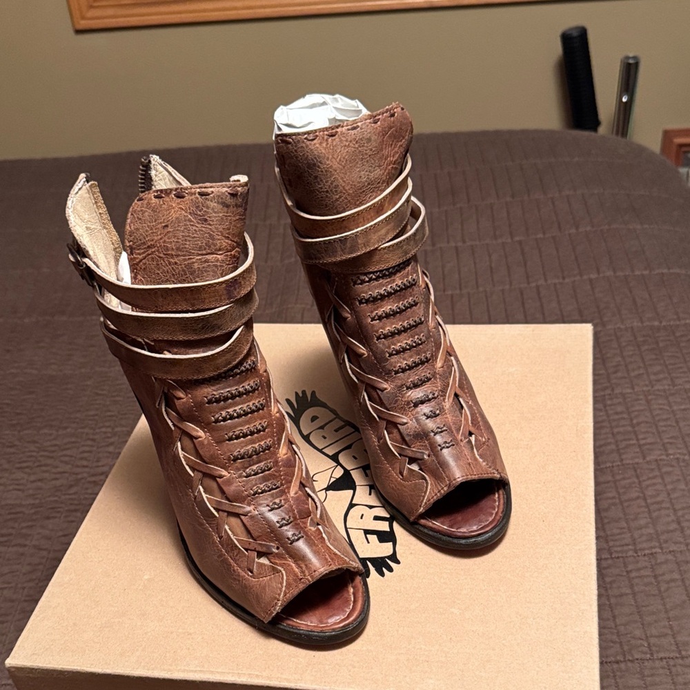Never worn NWT FREEBIRD Brown Leather Peep-Toe Ankle Boots size 9